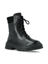 Bota acordonada de cuero negro con suela chunky y ojalillos metálicos.
