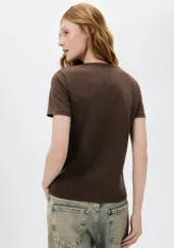 Camiseta básica de manga corta con escote en V, confeccionada en tejido de punto liso.