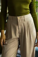 Pantalón palazzo de satén con tiro alto, pretina con pasadores, cierre y botón frontal, y elástico en la parte trasera. Cuenta con bolsillos laterales verticales.