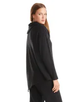 Buzo de calce suelto confeccionado en tejido suave melange color gris. Presenta cuello volcado con botones decorativos en la solapa izquierda, mangas largas con hombros caídos y ruedo asimétrico con terminación en punta.