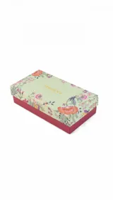 Billetera larga de diseño rectangular en tono beige, confeccionada en símil cuero con textura combinada. Cuenta con doble compartimento principal con cierre, solapa frontal con broche a presión, visor para documentos y tarjetero extraíble. Incluye monedero interno y múltiples espacios para billetes y tarjetas.