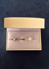 Set de dos anillos de plata 925, compuesto por una alianza clásica bombé y un anillo estilo Lady Di con zirconia central rodeada de zirconias más pequeñas.