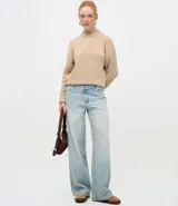 Suéter de punto texturizado con cuello alto, diseño oversized y mangas largas. Presenta una caída amplia y una superficie encorpada, ideal para un estilo moderno y acogedor.