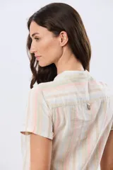 Camisa de lino de manga corta con cuello mao y cierre frontal parcial con botones. Presenta un diseño de rayas verticales en tonos suaves como rosa, verde, celeste y beige.