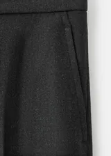 Pantalón de traje de tiro medio, color negro, de diseño recto y largo, con cierre frontal de cremallera, botón y ganchos ocultos con tapeta, y bolsillos laterales.