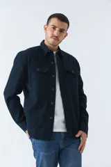 Sobrecamisa azul marino de twill de algodón con cuello clásico, cierre frontal con botones a tono, dos bolsillos de parche con solapa abotonada en el pecho, mangas largas con puños abotonados y corte regular.