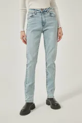 Pantalon jean de corte recto, tiro medio, con diseño de cinco bolsillos y cierre frontal con botón metálico.