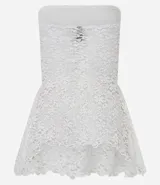 Blusa strapless confeccionada en encaje negro con diseño de bajo asimétrico con puntas diferenciadas. Presenta escote recto y forro interior.