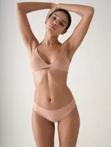 Conjunto de bikini de corte láser color beige, compuesto por un corpiño de tirantes finos y una bombacha de tiro bajo.