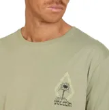 Remera de manga corta color verde oliva, con cuello redondo y pequeño estampado gráfico en el pecho.