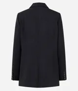 Blazer largo de mujer, color gris oscuro, con rayas verticales finas (riscas de giz). Presenta solapa de muesca, cierre frontal de dos botones y bolsillos de ojal.