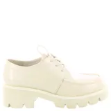Zapato acordonado de cuero sintético negro con plataforma track.