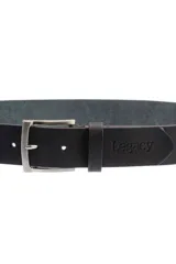 Cinto Legacy de cuero marrón oscuro, con hebilla metálica plateada rectangular y la marca grabada en relieve cerca de la punta.