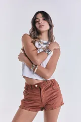 Short de gamuza color marrón con cinturón y tachas doradas.