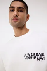 Remera de algodón de corte regular con cuello redondo y estampado gráfico en el pecho con la leyenda Lower East Side NYC.