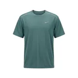 Remera deportiva Nike Miler de manga corta y cuello redondo, color verde, con detalles reflectantes en los hombros y el logo de la marca en el pecho.
