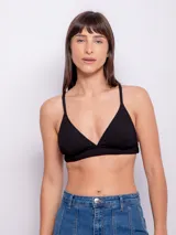 Top de bikini color naranja, de triángulos fijos con breteles finos regulables, textura diferenciada, forro interior y copas desmontables.