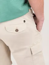 Bermuda cargo de corte regular fit en color azul marino, confeccionada en algodón. Cuenta con cintura elástica con cordones ajustables y bolsillos laterales tipo cargo en las piernas.