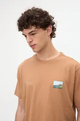 Remera de manga corta color blanco con diseño gráfico fotográfico y texto en el frente.