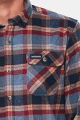 Sobrecamisa de viyela gruesa con diseño de cuadros en tonos azul y bordó. Cuenta con cuello clásico, cierre frontal con botones y dos bolsillos delanteros con solapa y botón.