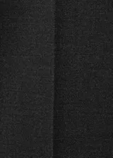 Pantalón de traje de tiro medio, diseño recto y largo, con bolsillos laterales y traseros de ribete. Cuenta con trabillas y cierre frontal con botón, gancho y cremallera.