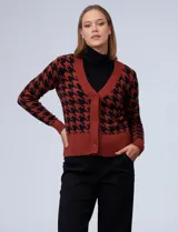 Cárdigan marrón con estampado pata de gallo en negro, escote en V y cierre frontal con botones.