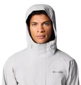 Campera impermeable y transpirable de color gris claro, con tecnología Omni-Tech y costuras selladas. Cuenta con capucha ajustable, ventilación en las axilas, puños regulables y cierre frontal con solapa. Diseño técnico ideal para actividades al aire libre.