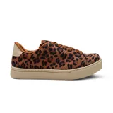 Championes deportivos Via Marte modelo Ruby con estampado animal print de leopardo, cordones marrones, suela de goma en tono tostado y detalle en color marfil en el talón.