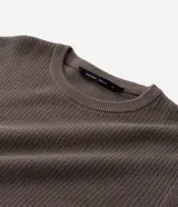 Suéter de punto con textura en zig zag, cuello redondo y manga larga con puños ajustados. Confeccionado en una mezcla de algodón y poliamida.