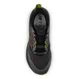 Championes de trail running New Balance modelo Hierro V9, color negro con detalles en verde lima y marrón. Presentan una suela Vibram de alto agarre, entresuela amortiguada y logo N en el lateral.