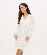 Camisón estilo americano de manga larga, confeccionado en tejido suave con estampado floral pequeño. Presenta cuello en V, cierre frontal abotonado, bolsillo en el pecho y detalles de encaje en los puños y hombros.