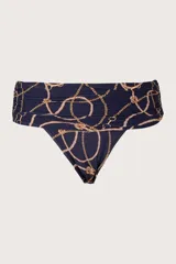 Calzón de bikini amplio azul oscuro con estampado de cadenas y cuerdas doradas. Presenta una faja que define la silueta, recogidos laterales y corte a la cadera.