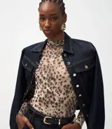 Blusa de tule con estampado animal print, de manga larga y cuello alto.