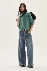 Polera de tejido de punto color azul, con cuello alto, manga larga y puños acanalados.