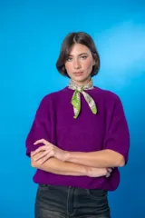 Sweater color verde menta de tejido de punto, con cuello redondo y mangas cortas.