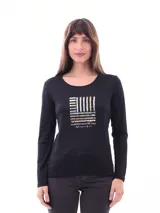 Remera negra de mangas largas con cuello redondo y estampado frontal con la frase "Fashion says me too, style says only me".