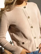 Cardigan tejido color beige, marca Ninety. Escote a la base y abertura central con botones metálicos. Delantera con bolsillos simulados.