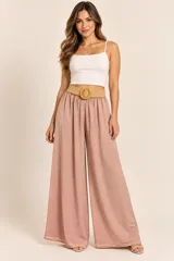 Pantalón palazzo color rosa, de tiro alto y corte amplio, con cintura elastizada e incluye un cinto de rafia con hebilla redonda forrada.