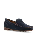 Mocasín de mujer de líneas clásicas y aspecto elegante, confeccionado en cuero gamuzado de color azul con costuras pespunteadas a contratono en color marrón. Cuenta con suela de goma y taco bajo de madera.