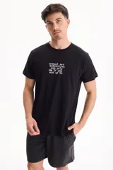 Remera negra de manga corta con estampado de texto blanco en el centro del pecho.