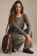 Remera de algodón lavado con corte oversize, cuello redondo y mangas largas.