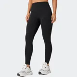 Calza deportiva de tiro alto en color negro, confeccionada en tejido suave y elástico con tecnología de absorción de sudor. Cuenta con bolsillos laterales externos y detalles reflectantes.