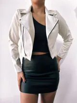 Minifalda negra de cuero sintético, corte ajustado y cintura alta.