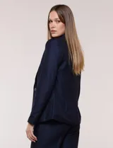 Blazer de sastre entallado color gris claro, con solapa de muesca clásica, cierre frontal de un solo botón y bolsillos frontales de vivo horizontales.