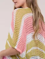 Kimono Do Everything In Love de tejido calado con diseño de rayas horizontales en tonos rosado, verde militar, blanco y salmón. Presenta mangas cortas holgadas y largo midi.