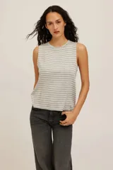 Musculosa de punto a rayas horizontales grises y blancas, con cuello redondo y corte a la cadera.