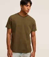 Remera básica de corte regular para hombre, color verde militar, con mangas cortas y cuello redondo.