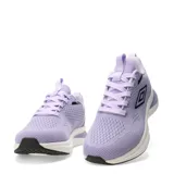 Championes deportivos Umbro modelo Vega, color violeta, confeccionados en malla transpirable con detalles sintéticos. Presentan el logo de la marca en el lateral, entresuela blanca amortiguada y suela de goma negra.