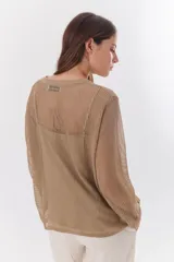 Sweater de tejido de punto calado color lila, con cuello en V y mangas largas.