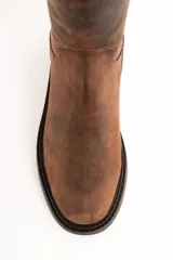 Bota de cuero color marrón con efecto desgastado, caña alta y suela track.